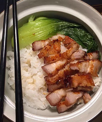 叉烧饭,倒掉多余的料酒 加入叉烧酱