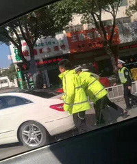 ·�Ž�ͷ��ܰһĻ��Ů˾��ȼ�ͺľ���4����ͽ�ְ��Ƴ�