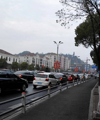 ���۸��᡿�ϰ�߷��ڣ������ӵ�µ�·�Ͽ��������Ƶ����У�