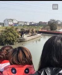 [����]����·����ͷ�ö���Χ�ۣ�������������ʲô