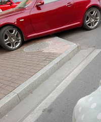 �۱��ϣݺ�ɫ�׿���˹���⳵ͣ�İ���