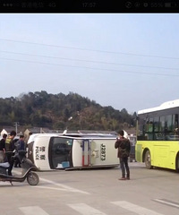 �¹ʶ෢�أ���װ���̵ƣ���ʳ������Ͱ�Ķ��·��