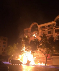 �����ϡ��ٺ�������ǰ��Ļ�����·�ϴ�����Ʒ���ĳ���ʱ�ը