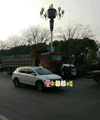 �����ϡ�·��ӭ�����һ��û���Ƶı����³�ײ�ϴ����