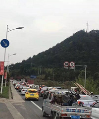 "羊水破了,孕妇被堵在路上,紧急时刻,丈夫做了一个正确的选择"