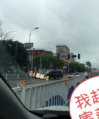 �����ϡ��������ֹ�����㳡�ſڣ�������ײ