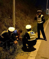 ���ڱ���˾��·�߰βݳԣ�һƬ�ݱ����Թ⣡