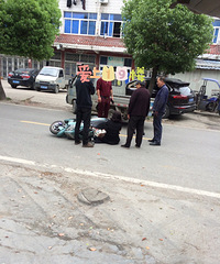 �����ϡ�С���ֵ���ײ��ֱ�е綯�������Ҿ���С���ֳ������޹�