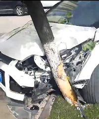 �����ϡ����뿪Ԫ·�����¹ʣ�����ײ����ȥ��