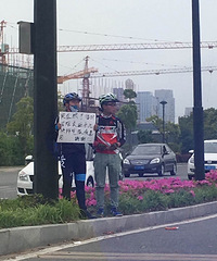 �����ϡ��ּ����г����־ٸ�����վ��·�м����֣���ƭ����