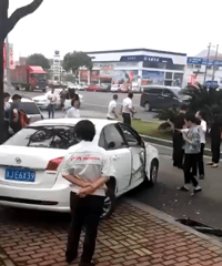 �ٺ�һ�Լݳ�ײ�˺ü����� ��˵�Լ�Ա�����ֻ�