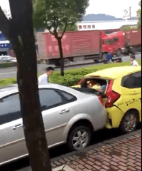 �ٺ�һ�Լݳ�ײ�˺ü����� ��˵�Լ�Ա�����ֻ�