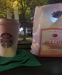 ��ҹ������Ů�ͳԵ� ��ȴ������ �о����鱻��̤