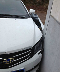 ����ĳ��ؼҾ���10����ٶ�ײǽ����