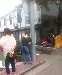 女子在路边电线杆上现场作画,这是干什么?