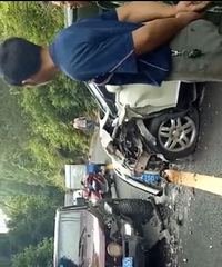 两车相撞 车主躺地上一直哀嚎着