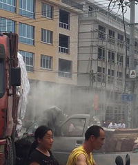 临海红光小四轮跟大车相撞 现场起小火