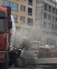临海红光小四轮跟大车相撞 现场起小火