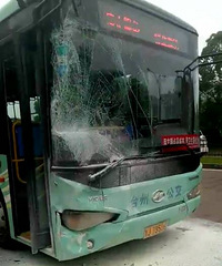 �����ϡ�����������վ����������ײ���ˣ�ǰ���粣�����֩����