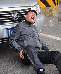 【19楼汽车课堂】交警提醒:遇到碰瓷者,车主这样做最稳妥!