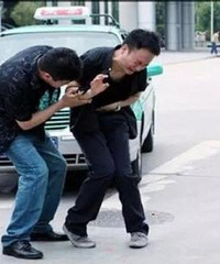 【19楼汽车课堂】交警提醒:遇到碰瓷者,车主这样做最稳妥!