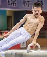 14岁小帅哥的腹肌