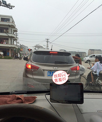 �����ϡ����̵ƿ�����ͣ��������ֺ��̵ƻ����򣬸���·����ҵ�