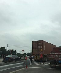 路桥东方大道大货车撞自行车,车主脑浆迸裂