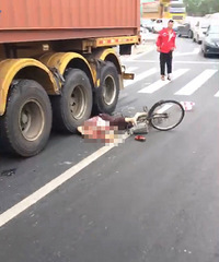 路桥东方大道大货车撞自行车,车主脑浆迸裂