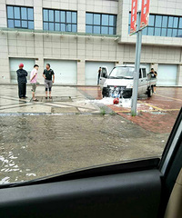 �����ϡ�С���ְ�����ˮ��ײ���ˣ�ֱ���ˮ