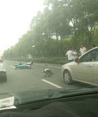 �����ϡ���������С��ײ��ƿ������ƿ�����ڵ���ͷ���и�������Ѫ