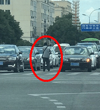 在红绿灯路口要钱好危险
