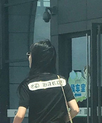 虽然连续高温,天气很热,但是妹子你穿的也太…