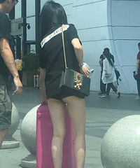 虽然连续高温,天气很热,但是妹子你穿的也太…