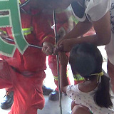 小女孩手指夹门缝了