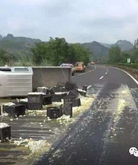 "台金高速上小货车侧翻,辛苦攒下2万个鸭蛋竟然成“蛋饼”了!"