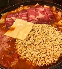 部队火锅看起来好棒