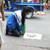 这么小就街头乞讨