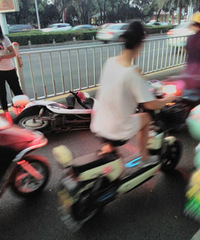 �����ϡ���Ů����綯����ײ��һ������ͷ���ǿ���˵����ֱ��Ѫ��