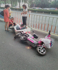 �����ϡ���Ů����綯����ײ��һ������ͷ���ǿ���˵����ֱ��Ѫ��