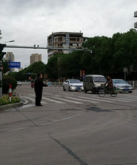 ����ų̊�ݳǡ�����������ү�ں��̵ƿڣ�ָ�ӽ�ͨ