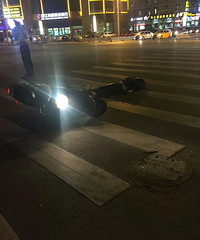 和货车发生事故 新前红绿灯当场毙命