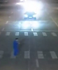 �ٺ�һ����վ�ڰ����������ֻ� ������ײ��