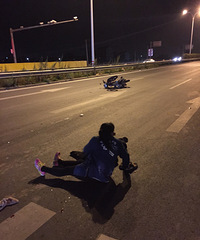 �����ϡ�����Ŀ��һĦ�г�����ƣ���һ������ʻ�Ľγ�ײ��