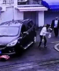 ����ų̊�ݳǡ���һСŮ����ѹ���ף�������̧����Ԯ�����ޣ���