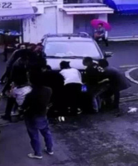 ����ų̊�ݳǡ���һСŮ����ѹ���ף�������̧����Ԯ�����ޣ���