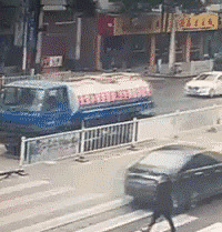 ײ�����е���ͻȻ��ͷ�����ˣ�˭�����θ���