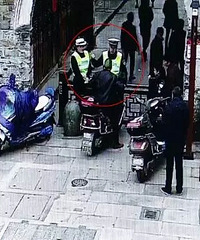 "为买包榨菜,临海一男子骑电动车闯紫阳街,还打工作人员,最后…