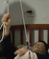 婆婆瘫痪,丈夫身患癌症,孩子7岁,媳妇…