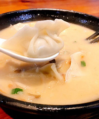 芋头饺子的汤里有软糯的芋头